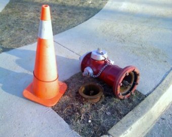 Fire_hydrant_knocked_over.jpg